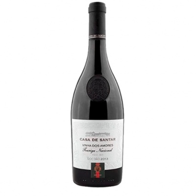 Garrafa de vinho tinto Casa de Santar com rótulo branco e selo circular