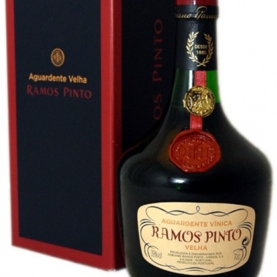 Garrafa de Aguardente Velha Ramos Pinto e embalagem
