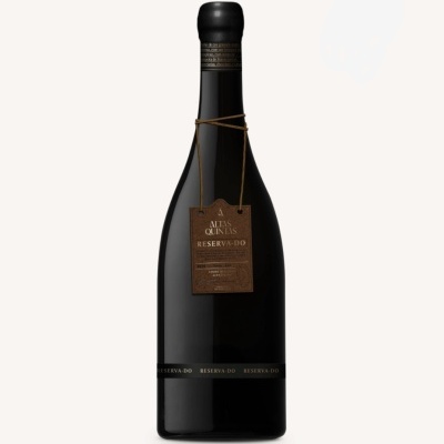 Garrafa de vinho tinto Alta Quinta Reserva D.O. com rótulo castanho pendurado