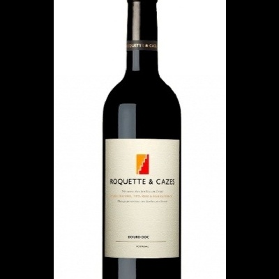 Garrafa de vinho tinto Roquette & Cazes com rótulo branco e logótipo colorido