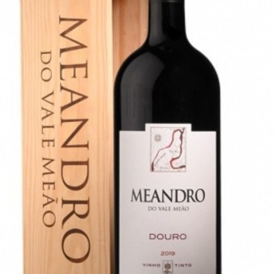 Garrafa de vinho tinto MEANDRO DO VALE MEÃO com caixa de madeira