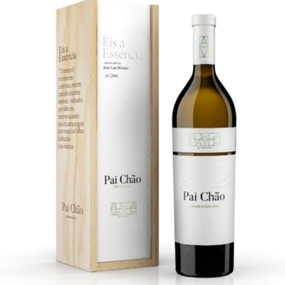 Garrafa de vinho branco Pai Chão com caixa de madeira clara em fundo branco