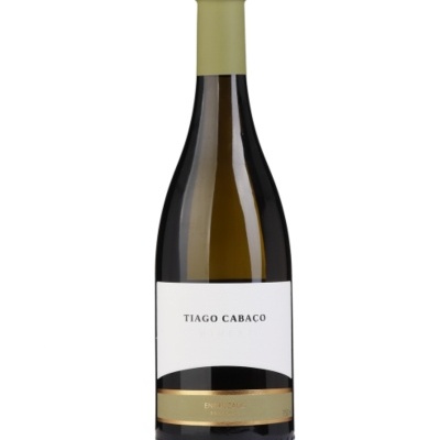 Garrafa de vinho Tiago Cabaco com rótulo branco, cápsula bege e faixa dourada.