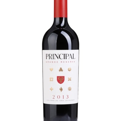 Garrafa de vinho tinto com rótulo branco e tampa vermelha