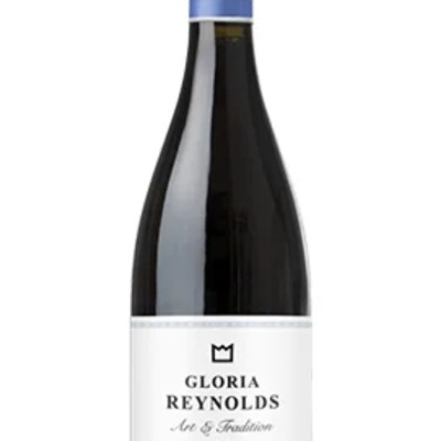 Garrafa de vinho tinto com rótulo branco e faixa azul