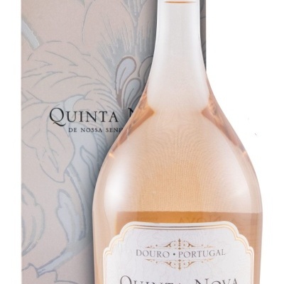 Garrafa de vinho rosé Quinta Nova 2020 com caixa decorada cinza