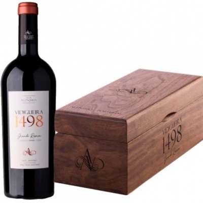 Garrafa de vinho tinto com caixa de madeira escura