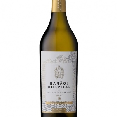 Garrafa de vinho branco Barão Hospital com rótulo e tampa dourados
