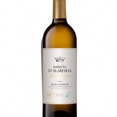 Garrafa de vinho branco Marquês d'Almeida com rótulo branco e tampa dourada