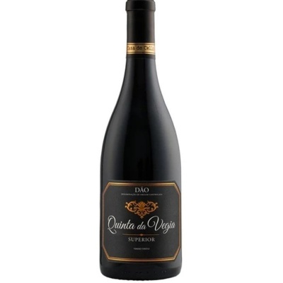 Garrafa de vinho tinto Quinta da Vegia Superior com rótulo preto e dourado