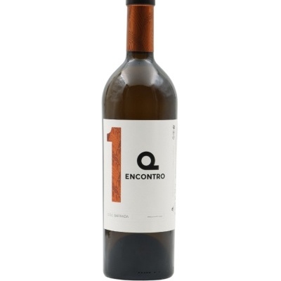 Garrafa de vinho verde com rótulo branco e texto '1º ENCONTRO'