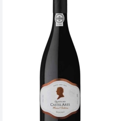 Garrafa de vinho tinto Quinta dos Castelares com rótulo branco e selo no gargalo