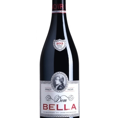 Garrafa de vinho tinto Dom BELLA Pinot Noir 2013 com rótulo branco e detalhes vermelhos.