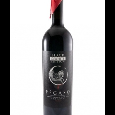 Garrafa de vinho tinto Pégaso Black & White Edition com rótulo preto e tampa vermelha