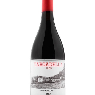 Garrafa de vinho tinto com rótulo branco e tampa vermelha