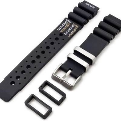 Pulseira de relógio preta em silicone com fivela metálica e orifícios para ajuste