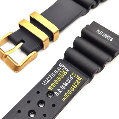 Bracelete de relógio de borracha preta com fivela dourada e marcações em branco e amarelo