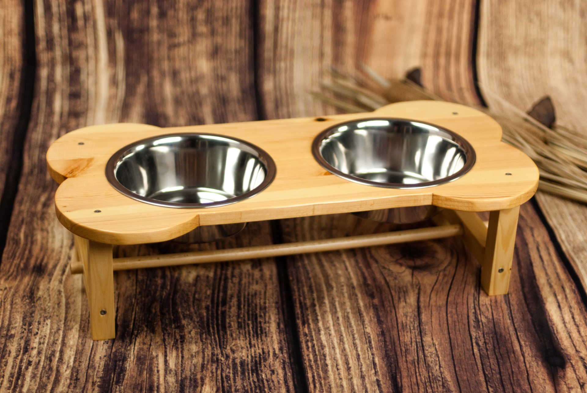 Comedouro elevado em madeira clara com duas tigelas de inox