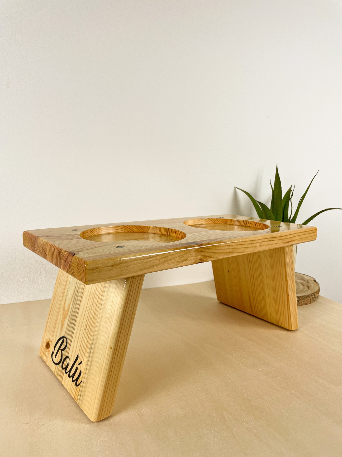 Tabuleiro Mellow Suporte de madeira para tigelas com escrita Bali.