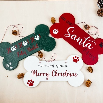 Placas decorativas em forma de osso com temas de Natal para cães em verde, vermelho e branco