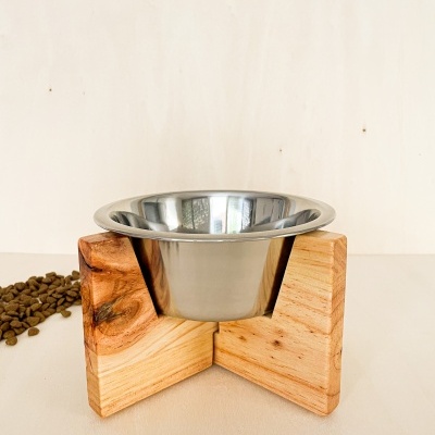 Comedouro para animais com tigela de metal e suporte de madeira