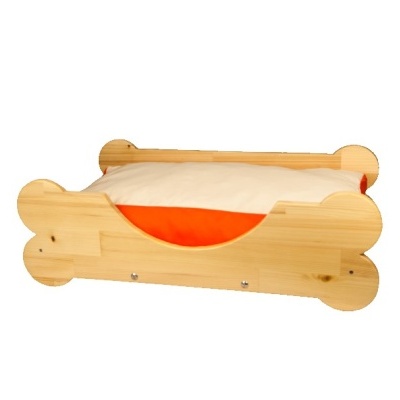 Cama para animais de estimação em madeira clara com almofada branca e laranja