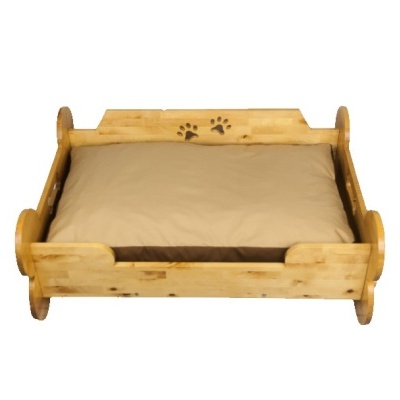 Cama de madeira clara para animais com almofada bege e detalhes de patas gravadas