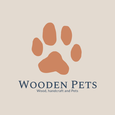 Logotipo de Wooden Pets com pata de animal castanha clara e texto azul escuro sobre fundo bege