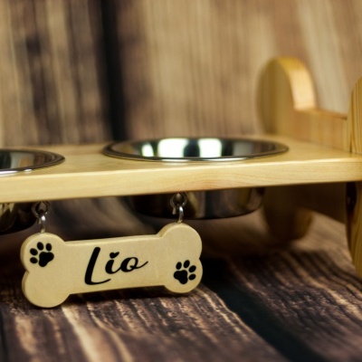 Comedouro duplo para animais com placa nome Lio em madeira