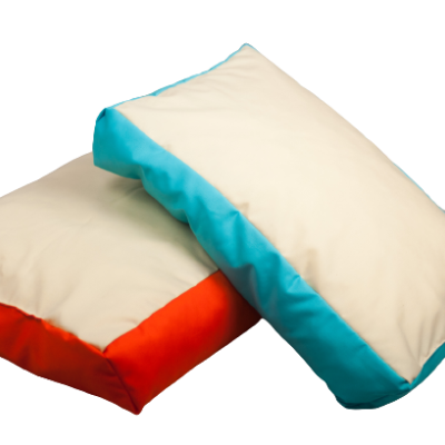 Duas almofadas retangulares brancas com bordas azul-turquesa e laranja