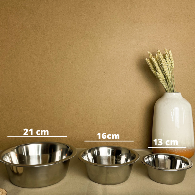 Três taças de aço inoxidável de tamanhos diferentes com um vaso cerâmico e espigas