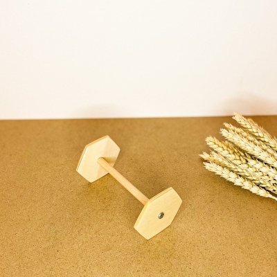 Halter em madeira clara sobre superfície castanha com espigas secas ao lado