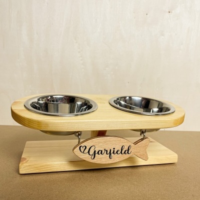 Comedouro duplo para animais de madeira com tigelas de aço inox e placa personalizada 'Garfield'