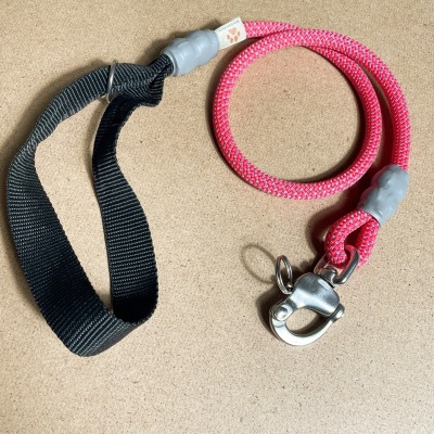 Trela de cão preta com pega e corda rosa com fecho metálico