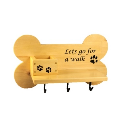 Prateleira de madeira em forma de osso com texto e ganchos