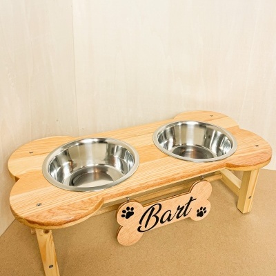 Comedouro duplo em madeira com duas tigelas metálicas e placa com nome Bart