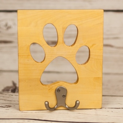 Suporte de madeira clara com recorte de pata e gancho metálico