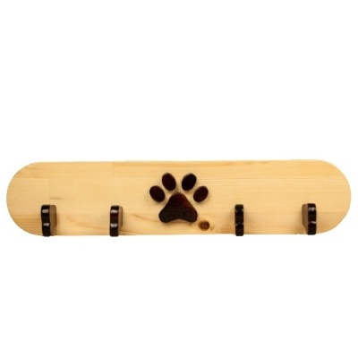 Cabide de parede em madeira clara com quatro ganchos pretos e pata de animal em madeira escura