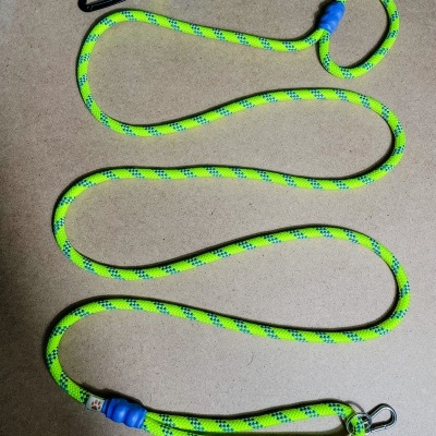 Corda amarela com padrão azul e mosquetões nas extremidades