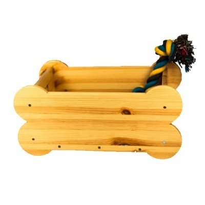 Caixa de madeira retangular com corda colorida pendurada.