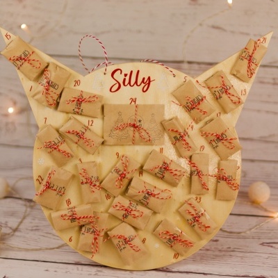 Calendário do advento em forma de cabeça de diabo com chifres e pequenos embrulhos numerados.