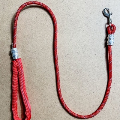 Trela vermelha para cão com mosquetão metálico e alça acolchoada