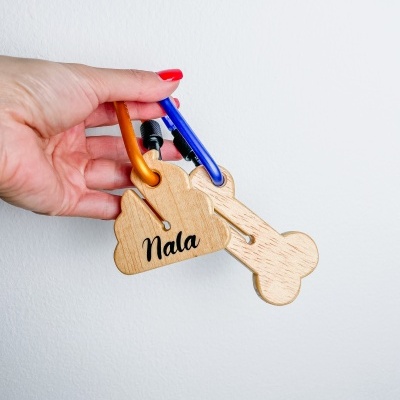 Chaveiros de madeira em forma de pata e osso com mosquetões coloridos