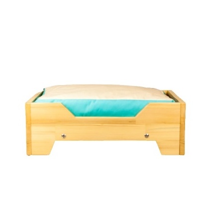 Cama para animais em madeira clara com almofada azul turquesa e bege
