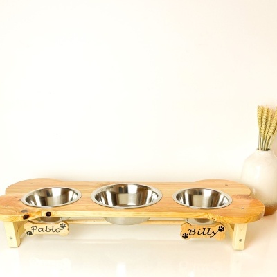 Comedouro elevado para animais com três taças de aço inoxidável e nomes personalizados em madeira