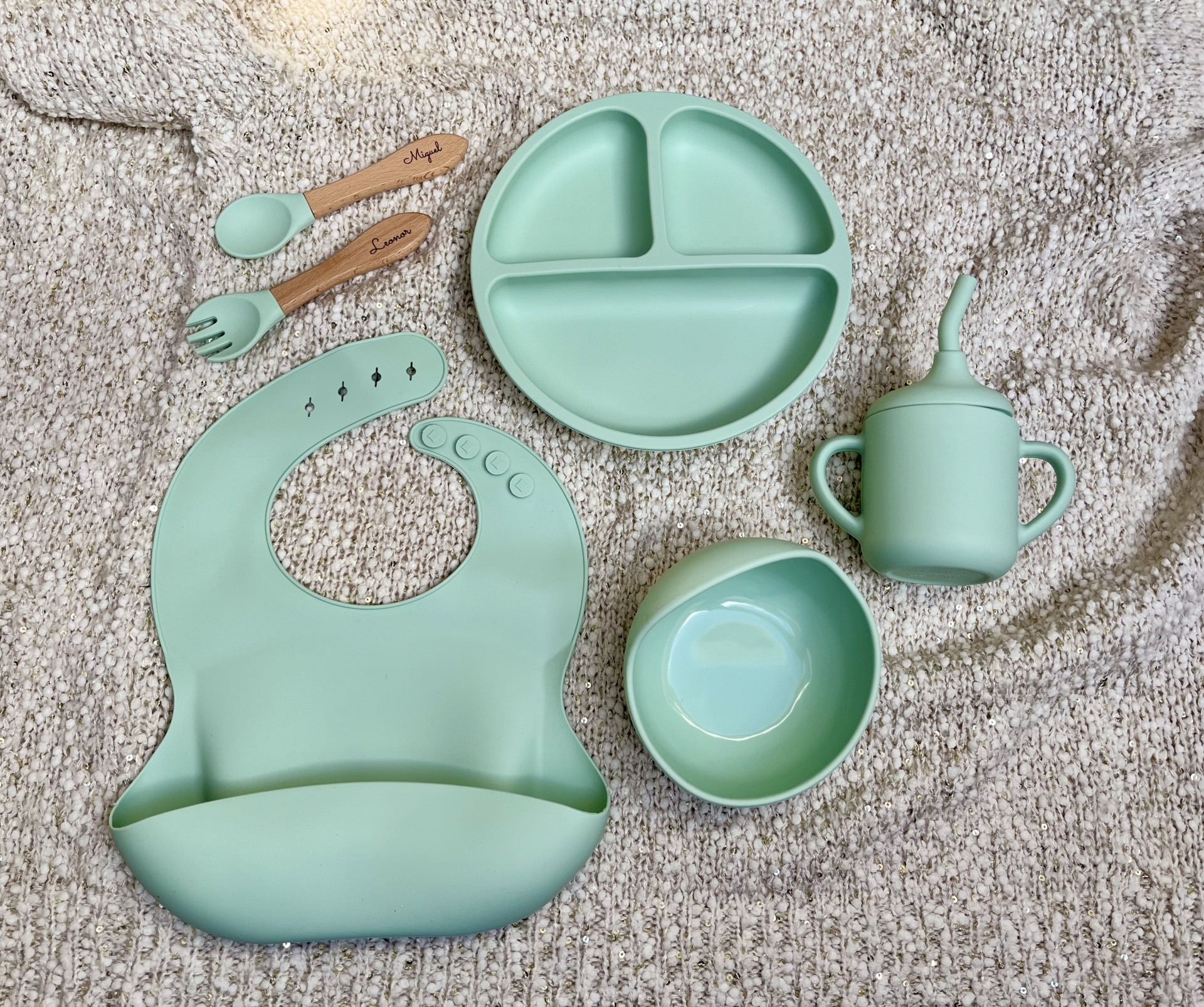 Conjunto alimentação bebés silicone verde claro com babete, prato, taça, copo, colher e garfo com cabos de madeira