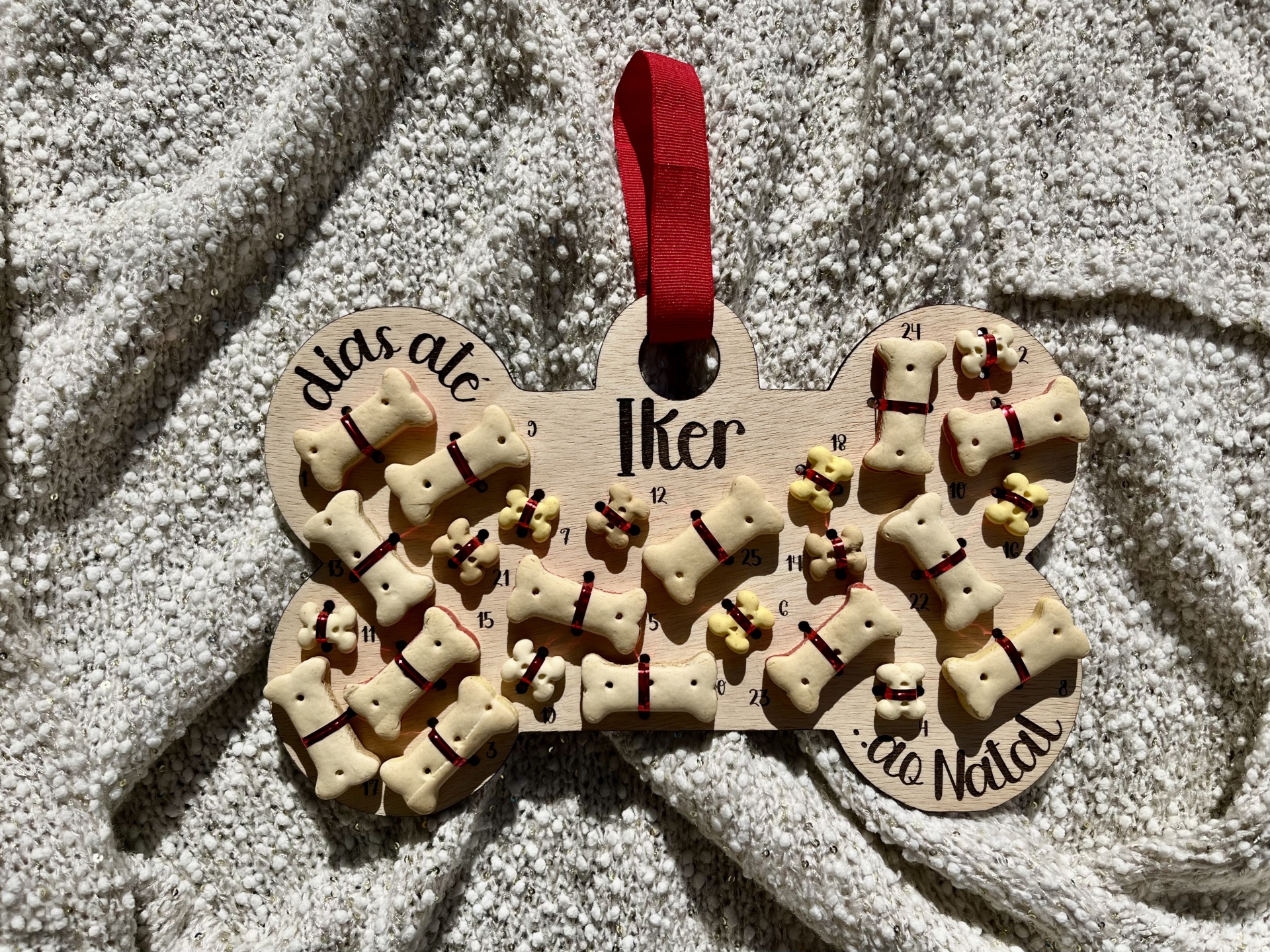 Calendário de advento em madeira em forma de osso com ossinhos decorativos