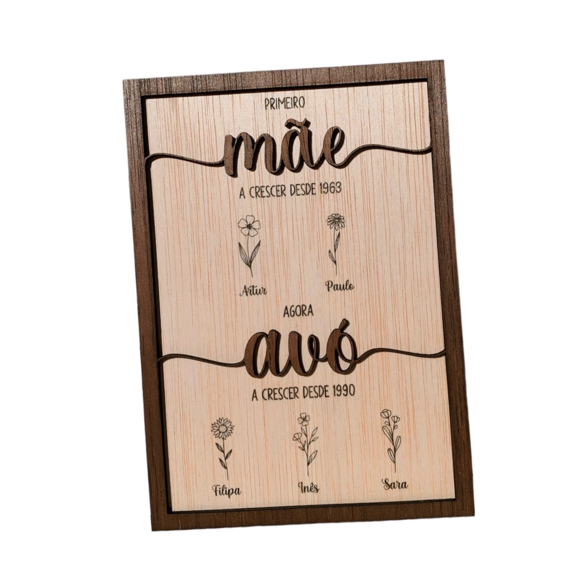 Placa decorativa de madeira com texto e desenhos florais gravados.