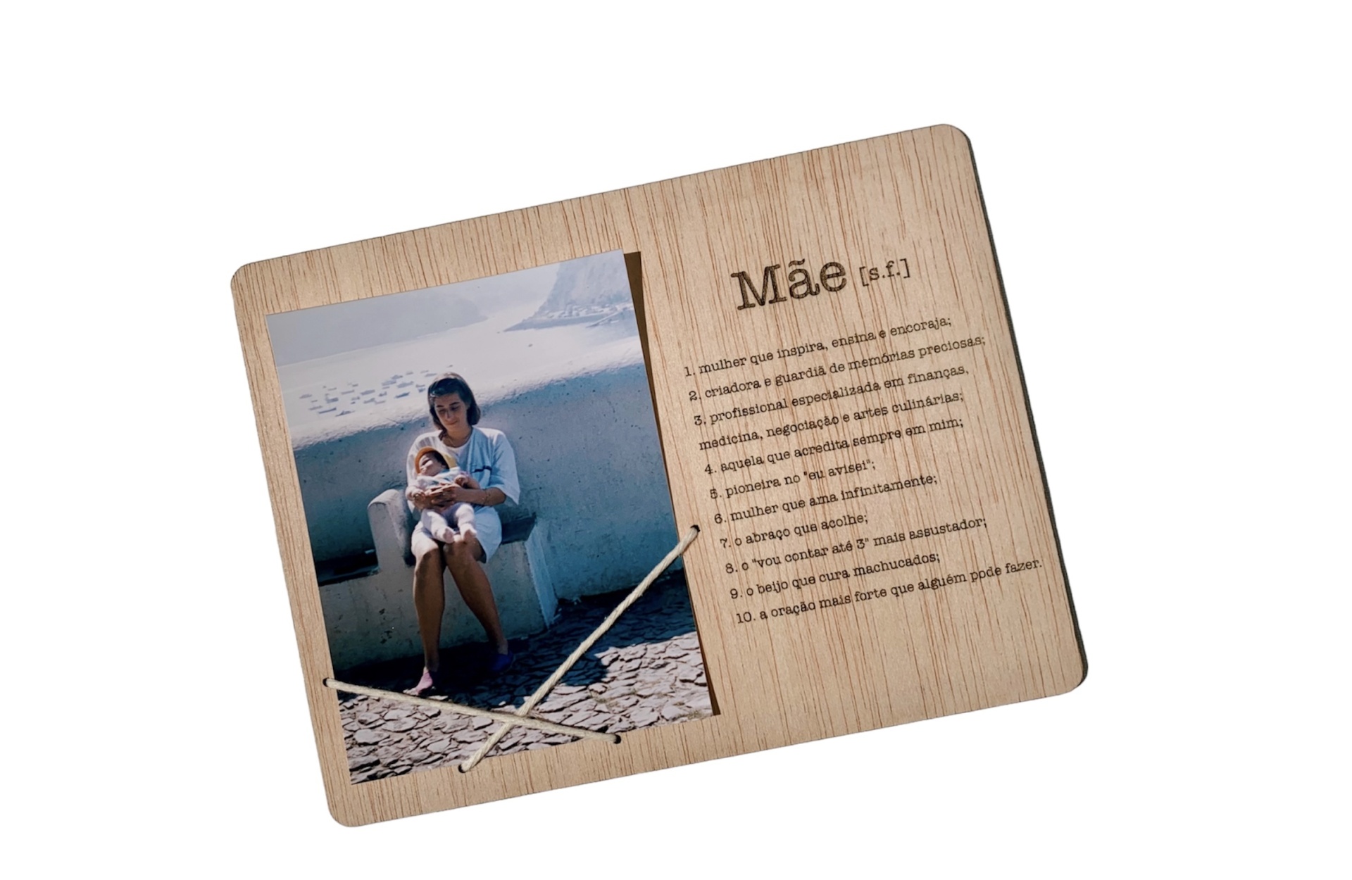 Placa decorativa em madeira clara com fotografia e texto sobre o tema mãe.