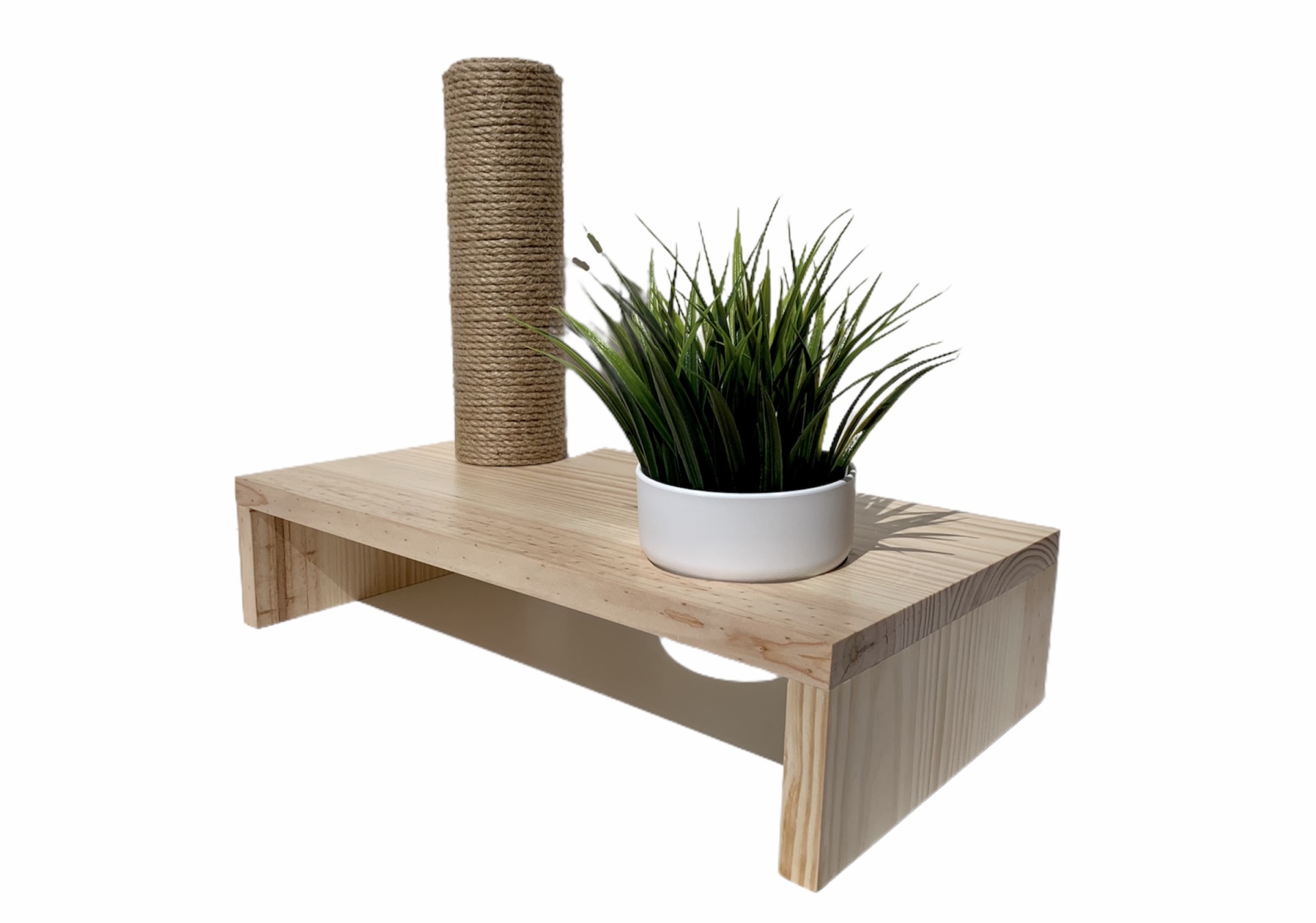 Suporte de madeira com coluna de sisal e vaso branco com planta verde